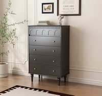 Commode contemporaine à 5 tiroirs en pin massif avec plateau sculpté et pieds noirs – Rangement polyvalent pour chambre, salon, appartement