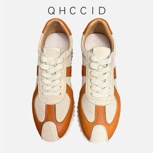 QHCCID รองเท้าผ้าใบหนังแท้สีบล็อกกิ้ง รองเท้าลำลองแบบตาข่ายระบายอากาศได้ พื้นรองเท้ายางส้นเตี้ย - Product Image 1