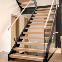 Escalier moderne en bois massif avec poutre monobloc en acier inoxydable et garde-corps en verre, écologique et durable pour villa intérieure