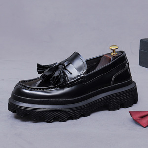 Mocasines con flecos para hombre, talla grande, con suela gruesa, hechos de cuero genuino y gamuza brillante. Zapato retro de cuero colorido sin cordones - Product Image 1
