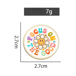 Spilla smaltata creativa con citazione positiva "Focus on the Good" e faccina sorridente floreale, per decorazione di zaini, cappelli e abbigliamento - Product Image 6