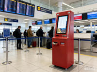 Kiosque de Vente de Billets de Cinéma Tactile en Promotion avec Écran Capacitif 10 Points, SDK Intégré, Accepteur de Billets, et Reconnaissance Faciale sur Pied