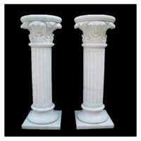 Portail blanc décoratif de style colonne romaine carrée