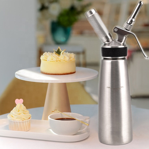 Distributeur de crème fouettée professionnel en acier inoxydable de 500 ml (1 pinte) avec 3 buses de décoration - Product Image 6