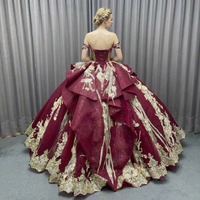 Robe de Quinceañera vintage bordeaux longue jusqu'au sol, style robe de bal avec traîne, col montant, volants et plis, ornements en cristal
