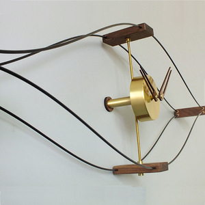 Reloj de pared nórdico moderno para el hogar, creativo diseño <span class=keywords><strong>español</strong></span> de latón, reloj de pared elegante silencioso con forma de ojo de madera maciza de nogal negro - Product Image 5
