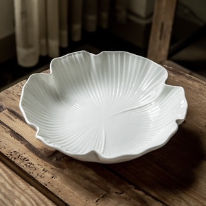 Nouvelle assiette creuse/de présentation/de soupe en porcelaine de 8 pouces, style nordique minimaliste, blanche, à motif floral en relief, compatible micro-ondes - Product Image 2