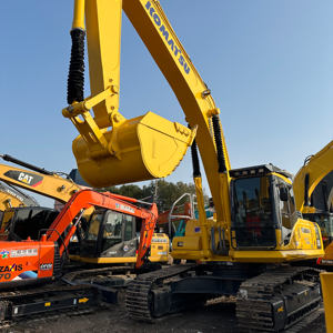 Komatsu pc350,pc400, PC450, excavadoras de gran tamaño con capacidades de 35 toneladas, 40 toneladas y 45 toneladas, utilizadas para la construcción de infraestructura - Product Image 1