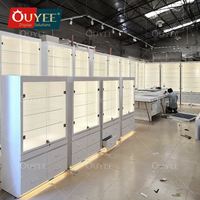 Vitrine de présentation de lunettes OUYEE personnalisée en verre pour magasin d'optique, présentoir mural pour lunettes de soleil