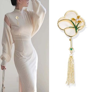 Flower Shape Brooch Zinc Alloy With Tassel Fan Design For Women Party Wear Chinese Style Lapel Pin Accessory - Product Image 1