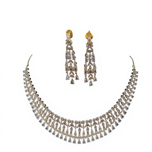 Ensemble collier et boucles d'oreilles en laiton finition or blanc avec perle blanche et pierre de zircon pour mariage, fiançailles, fête - Product Image 2
