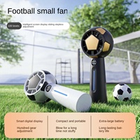Werbegeschenk für Fußballfans: Tragbarer Mini-Fußballventilator mit 1800mAh Akku, stufenloser Regulierung, 100 Windstufen und digitaler Anzeige.