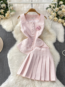 Completo Xiao Xiangfeng: Top in Seta Tessuta con Collo Quadrato e Fiori Tridimensionali, Gonna Plissettata in Stile Elegante - Product Image 3