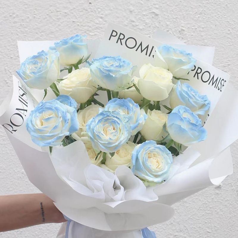 10 pieces of crushed ice blue + 10 pieces of white roses