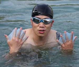 ถุงมือเล่นกีฬาว่ายน้ำทำจากซิลิโคนสำหรับผู้ชายและผู้หญิงสำหรับสระว่ายน้ำถุงมือเล่นกีฬาฝึกซ้อมแบบมืออาชีพ - Product Image 3