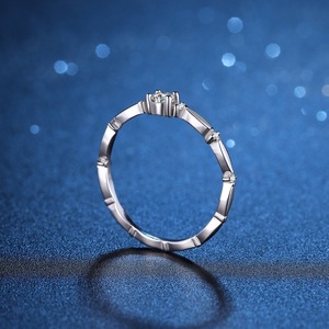 Elegante anillo de hoja de flor de moissanita de 1 quilate personalizado S925 plata y Pt950 chapado en oro para mujer - Product Image 4