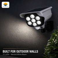 Lampe solaire murale extérieure étanche en forme de caméra, 1200 mAh, 77 LED, télécommande sans fil, pour patio, garage, clôture, jardin, OEM ODM, personnalisable en gros
