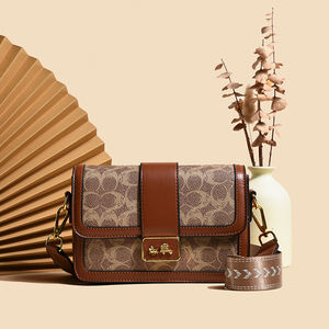 Sac messager en PU imprimé de haute qualité pour femmes. Design carré compact, adapté à diverses utilisations.598 - Product Image 3