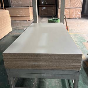 Tablero de melamina, venta al por mayor, tablero <span class=keywords><strong>OSB</strong></span> de partículas de melamina de alto brillo, listón de madera de 1220x2440mm, 15-18mm, respetuoso con el medio ambiente, duradero, 1 año - Product Image 1