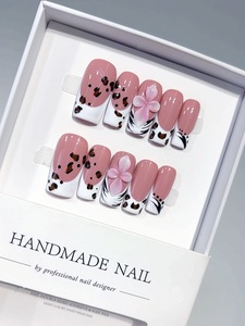 Ongles minimalistes à motif léopard style French Manucure, ongles à presser 3D floraux sculptés à la main, tendance, réutilisables et portables - Product Image 3