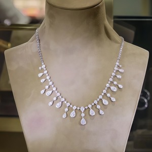 Collar de Lujo con Borlas en Forma de V y Diamantes, Oro Blanco de 18K, Piedras de Corte Mixto en Forma de Pera, Esmeralda y Redondas, Joyería Fina con Pavé Completo - Product Image 3