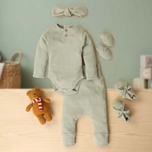 Ensembles de vêtements pour bébé en bambou biologique et élasthanne de qualité supérieure, lot de 5 avec bandeau couleur sauge, Inde - Product Image 3
