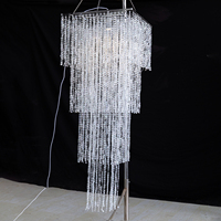 Luckygoods LDJ812 Lustre en acrylique perlé pour décoration de mariage, Lumière suspendue à effet cristal à plusieurs niveaux pour toile de fond de cérémonie