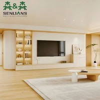 Meuble TV Japandi blanc cassé et chêne clair avec cadre en laiton, vitrine en verre, cinq étagères et panneau tambour vertical