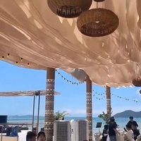 Vente chaude : Panneaux de rideaux de fond de scène de mariage suspendus en mousseline de coton blanc transparente, drapé de plafond en coton, design ondulé, décoratif pour fête