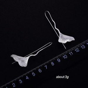 Orecchini pendenti lunghi a forma di foglia di ginkgo per donna, eleganti gioielli per le orecchie ispirati alla natura, versatili e alla moda - Product Image 3