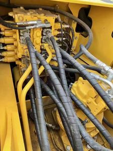 Excavatrice d'occasion de taille moyenne Komatsu aux EAU, machine japonaise pc200 - Product Image 4