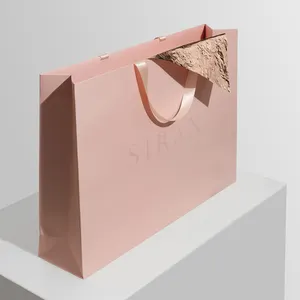 Tas Belanja Hadiah Kemasan Kertas Merah Muda Logo Kustom dengan Pegangan Pita untuk Pakaian Wanita