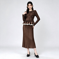 Ensemble plissé de luxe à expédition rapide, chemisier et jupe peplum sophistiqués, tenue élégante pour les occasions sociales, idéal pour les boutiques.