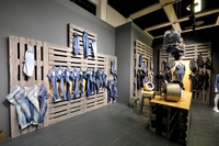 Présentoir de jeans en métal, meuble d'exposition sur pied, table de vêtements en bois