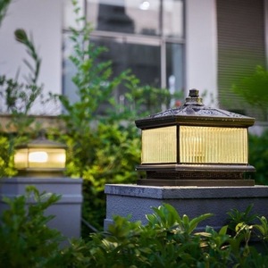 โคมไฟเสาโซลาร์เซลล์กลางแจ้ง โครงสีบรอนซ์ ฝาครอบอะคริลิค แสงวอร์มไวท์ LED 3500K IP65 ไม่ต้องประกอบ ปรับความสว่างได้ 500 ลูเมนส์ - Product Image 5