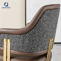 Chaise de salle à manger de luxe en cuir et tweed bouclé avec dossier et accents métalliques dorés, style italien, pour villa, club, restaurant, fabrication OEM