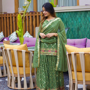 Costume Anarkali vert brodé pour femmes, tenue traditionnelle indienne et pakistanaise pour mariage, longueur au sol, coupe régulière, polyester - Product Image 1