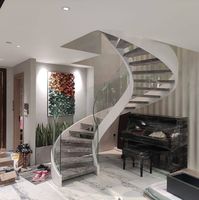 Escalier Circulaire Contemporain en Acier et Bois pour Villa Moderne avec Verre Courbé et Rampe Métallique
