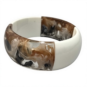 Bracelet tendance en résine marbrée noire, unique, fait main, fantaisie, accessoire de mode pour femme - Product Image 3