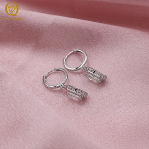 Diamante de Laboratorio Clásico con Corte Esmeralda, Platino, Oro Blanco, Color D, Claridad VVS, con Certificado IGI, Personalizado para Regalo de Boda - Product Image 4
