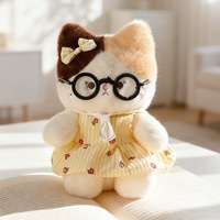 Mignonne Peluche Chat Calico aux Yeux de Pudding, Compagnon Félin en Salopette, Poupée Chaton Ornementale, Polyester Coton PP