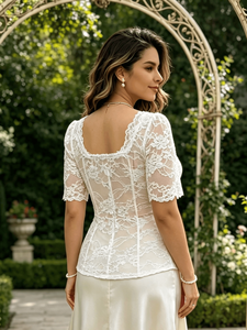 Chemisier de mariée élégant en dentelle blanche pour femme, coupe ajustée, col carré, manches courtes bouffantes, bordure festonnée - Product Image 3