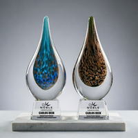 Trophée de reconnaissance artisanal en verre en forme de goutte d'eau, avec logo personnalisé, pour cadeau d'affaires, par Noble Manufacturer