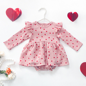 Precio bajo primavera Día de San Valentín algodón doble capa hilo estampado manga larga volante toddle bebé niñas mameluco vestido - Product Image 1