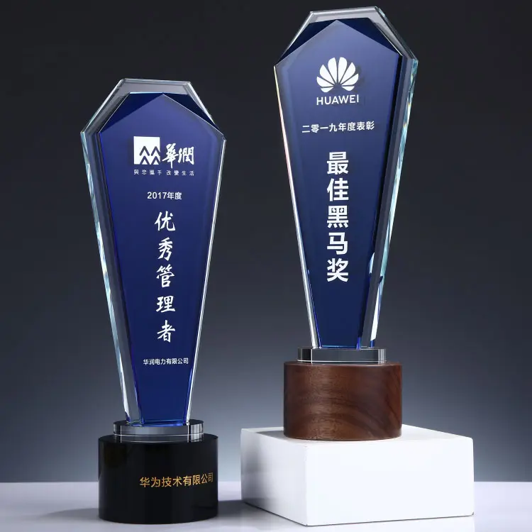 Pabrik Pujiang Grosir Ukiran Huruf Logo Kustom Piala Kayu Kristal Bening Desain Baru Piala Penghargaan Kayu Kristal Biru