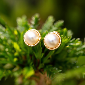 Pendientes de perlas de acero inoxidable 316L con baño de oro PVD, resistentes y sostenibles, para mujer. - Product Image 3