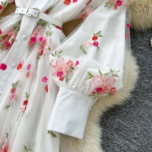 Robe élégante de style français en maille à manches longues, cintrée à la taille, avec broderie florale - Product Image 6