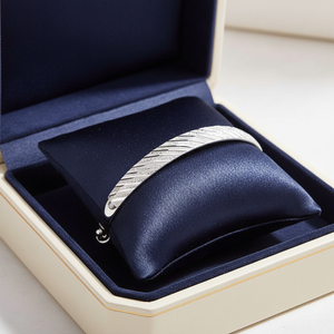 Pulsera Kada de Plata de Ley 925, Brazalete de Plata Indio Minimalista Hecho a Mano Unisex para Uso Diario, Joyería Tradicional - Product Image 1