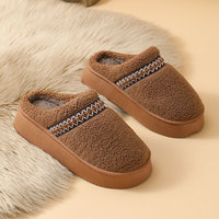 Chaussons d'hiver pour femmes, mules à plateforme doublées de fourrure chaude, brodées ethniques, en daim, pour intérieur et extérieur, en coton, faible MOQ