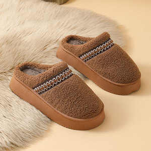 Chaussons d'hiver pour femmes, mules à <span class=keywords><strong>plateforme</strong></span> doublées de fourrure chaude, brodées ethniques, en daim, pour intérieur et extérieur, en coton, faible MOQ - Product Image 2